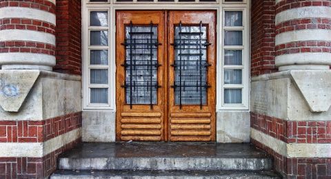 10 ألوان مفضلة للأبواب الخشب الخاصة بالغرف المنزلية