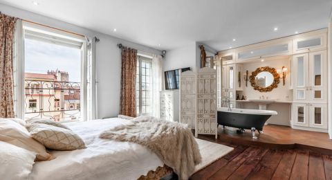 البساطة والهدوء من مُميّزات غرف النوم ريفيّة الطراز