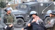 جنود الاحتلال يتصورون مع طفل أثناء اعتقاله والتنكيل به جنود الاحتلال يتصورون مع طفل أثناء اعتقاله والتنكيل به