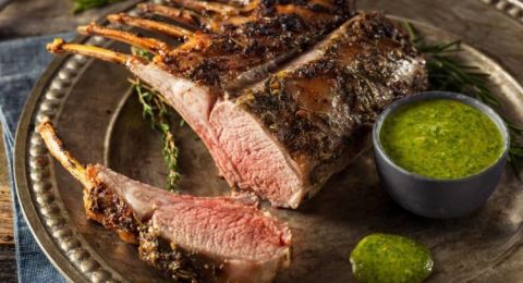 ضلع أنجوس مع صلصة تشيميتشوري الأرجنتينية