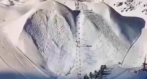 مغامرة كادت تودي بحياتهما .. متزلجان يتسببان في كارثة ثلجية وينجوان بأعجوبة من الموت