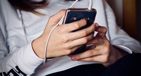 خبير يوضح كيف يتم التجسس عبر الهاتف