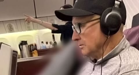 راكب أسترالي يُجبر على الجلوس بجوار جثة لمدة 4 ساعات.. و