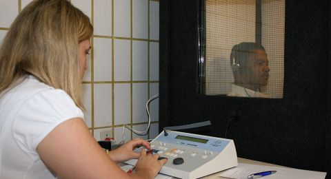 اليوم العالمي للسمع: العرب أكثر عرضة لفقدان السمع في سن مبكرة مقارنة باليهود