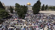 ١٣٠ الف مصل ادوا صلاة الجمعة الثالثة من شهر رمضان المبارك في المسجد الاقصي المبارك.