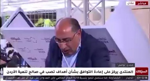 بالفيديو: لوحة تسقط على رأس وزير أردني أثناء لقاء على الهواء