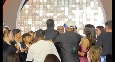 فيديو.. هجوم شرس على عمرو دياب بسبب صفعة لمعجب