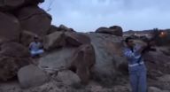 شاهد شاب يقنص هدفًا فوق رأس صديقه!
