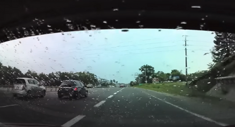 شاهدوا كيف انقذ نظام القيادة الذاتية سائقا من حادث مميت!