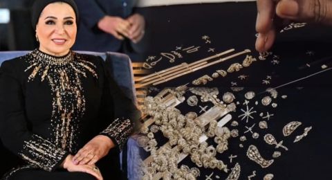 السر الهيروغليفي على فستان قرينة الرئيس في افتتاح المتحف المصري الكبير