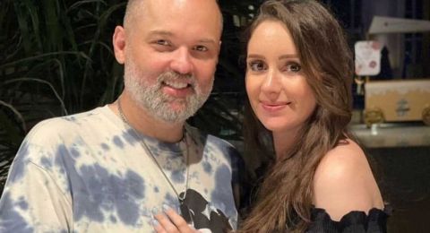 زوجة الفنان محمد محمود عبدالعزيز في العناية المركزة بعد ولادة صعبة