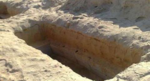 حكم دفن ميتين في لحدين منفصلين فوق بعضهما