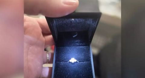 وين العريس؟! العثور على خاتم خطوبة في القطار.. والبحث جارٍ عن صاحبه قبل فوات الأوان