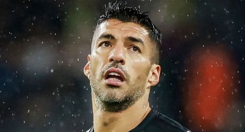 إيقاف سواريز عن مباراة حاسمة.. والسبب