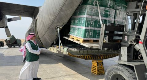 وصول الطائرة الإغاثية السعودية الـ71 إلى مطار العريش محمّلة بالمساعدات للشعب الفلسطيني