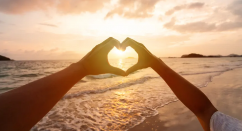 كيف تعرفين أن رجل العقرب معجب بك؟