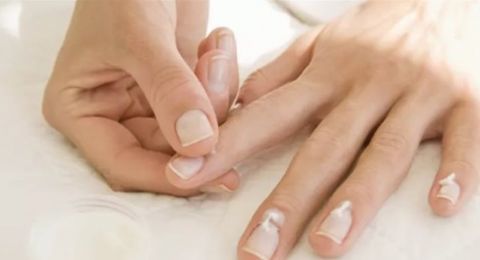 أظافركِ تتكسر؟.. علامات تحذيرية وأخطاء تهدد صحة اليدين