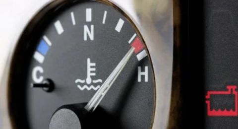 هل يمكنك الاستمرار في القيادة بعد ظهور لمبة انخفاض سائل التبريد؟