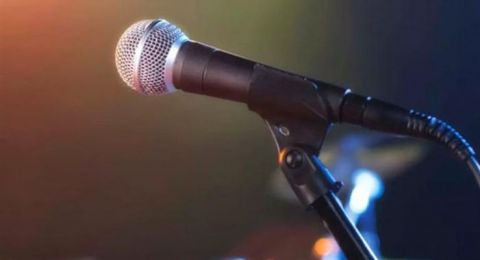 انهار وفقد السيطرة على نفسه.. فنان يكشف خيانة حبيبته له مع مطرب شهير!