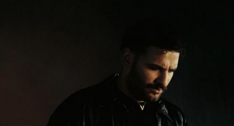 سيبيع كل ما يملك.. فنان شهير يُقرر الهجرة بعد عدم قدرته على إعالة أولاده