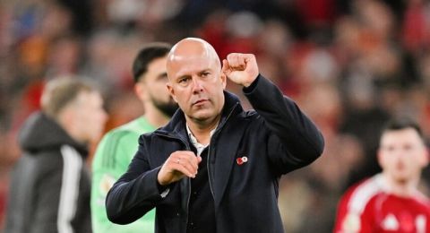 أسطورة ليفربول يدافع عن أرني سلوت ويرد على مطالب إقالته