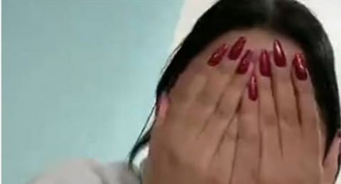 بعد تعرّضه لحادث ودخوله العناية المركزة.. زوجة الفنان الشهير تنهار لحظة وصولها إلى المستشفى