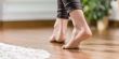 فوائد عديدة للمشي"حافي القدمين" في المنزل.. إكتشفها
