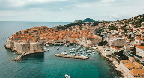 أفضل 10 وجهات سياحية مثالية لرحلة لا تُنسى في أغسطس