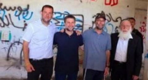 ظهر مبتسمًا بجانب شعار 