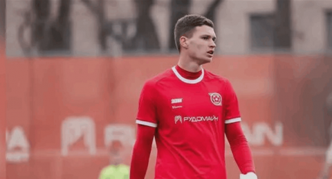 لاعب يفر من معسكر فريقه في أوروبا.. ما السبب؟