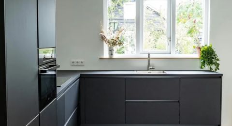 تنظيف المطبخ بذكاء: أسرع الطرق لإزالة الدهون والرواسب العنيدة