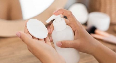 ماء ميسيلار أم الحليب المنظّف؟ إليكِ الأفضل لبشرتك حسب نوعها