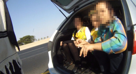 بالصور: ضبط سائق يقل 3 اطفال في صندوق السيارة الخلفي 