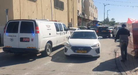تواجد كبير لقوات الشرطة الان في ساحة بلدية رهط من اجل فك وتفجير  قنبلة مفخخة وضعت هناك