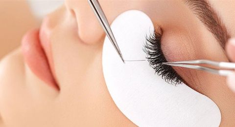 تركيب الرموش.. مخاطر يجب عدم تجاهلها