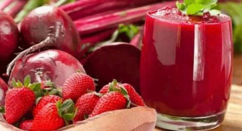 طريقة عمل سموزي الفراولة بالبنجر