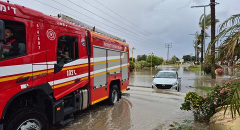 إنقاذ أم وطفلها من مركبة جرفتها السيول في ديمونا