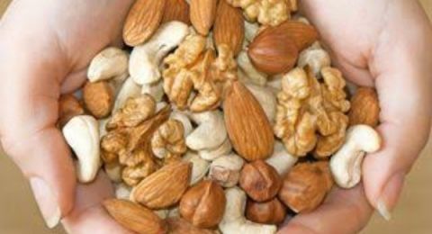ماذا يحدث لقلبك عند تناول المكسرات؟
