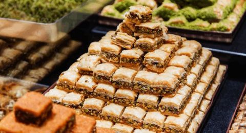 فضيحة غذائية.. هذا ما وُجد داخل محل حلويات شهير