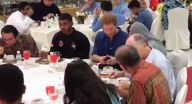 الأمير هاري يتناول الإفطار مع مسلمي سنغافورة