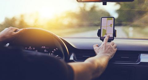 المحكمة: يسمح لمس واستخدام الهاتف في السيارة