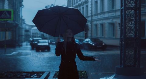 حالة الطقس: بارد وغائم جزئيًا واحتمال أمطار متفرقة