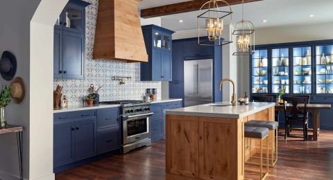 اتجاهات ألوان الخزائن الأحدث في المطابخ عام 2025.. وداعاً للأبيض