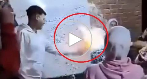 بالفيديو:طالب يشعل رأس مدرسته العربية