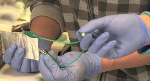 بطارية ألومنيوم للهواتف الذكية تشحن بدقيقة