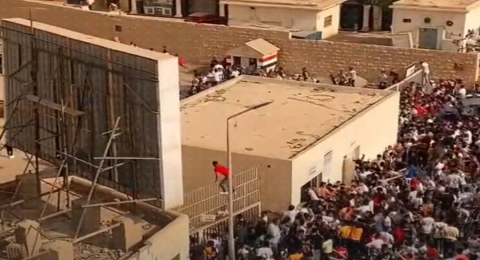 فيديو جديد يغضب المصريين.. تحرش جماعي بسائحات في الأهرامات!