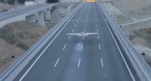 فيديو يحبس الأنفاس لطيار إيطالي يحلق بطائرة داخل نفقين