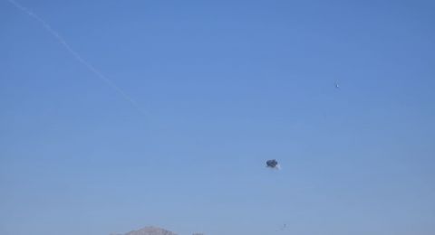 الجيش الأردني: سقوط شظايا جسم تفجر جواً في العقبة ولا إصابات