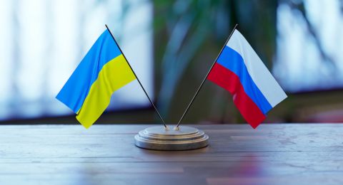 روسيا وأوكرانيا تتبادلان الهجمات بالطائرات المسيّرة مع تزايد انقطاع الكهرباء في المناطق الحدودية