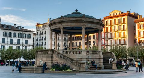 إسبانيا بين البهاء والتاريخ: دليلك لاكتشاف روائع الأندلس والمراكز الحضارية